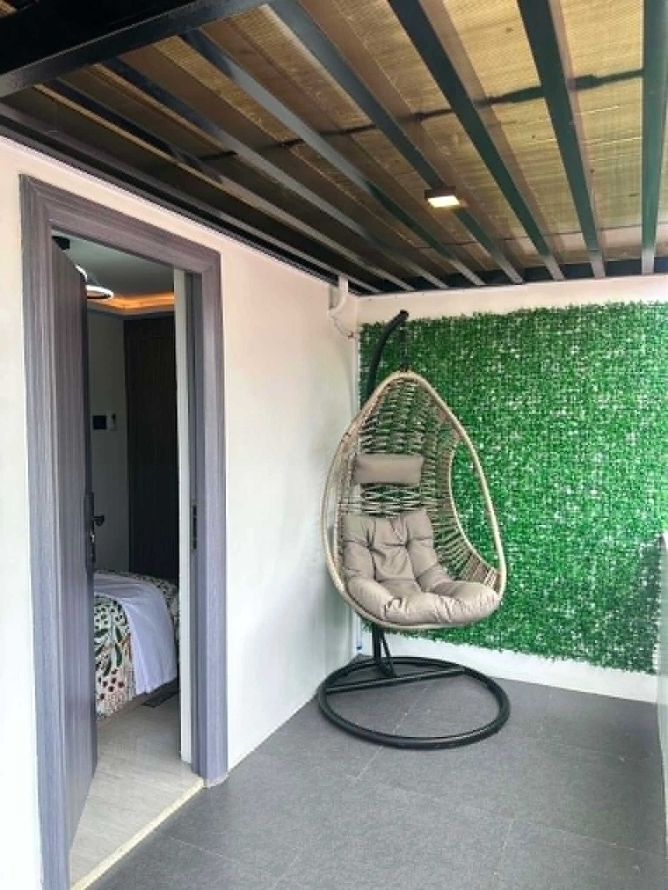 Outdoor lounge hanging chair